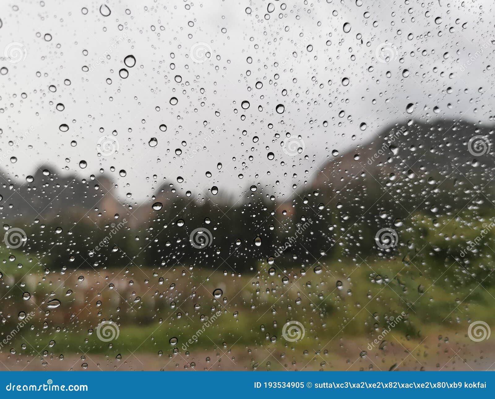 rainÃ¢â¬â¹drops  throughÃ¢â¬â¹ aÃ¢â¬â¹ carÃ¢â¬â¹ windowÃ¢â¬â¹